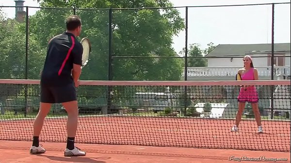 Тренер ебет развратную студентку на теннисном корте во время занятий онлайн
