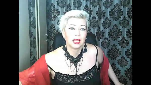Зрелая русская тетка мастурбирует на камеру