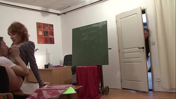Русскую училку трахают ученики в классе