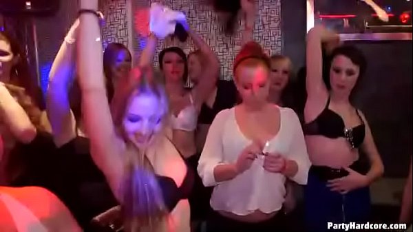 Девушки пригласили на свою вечеринку стриптизера, с которым хорошо провели свое время, они занимались с ним оральным сексом