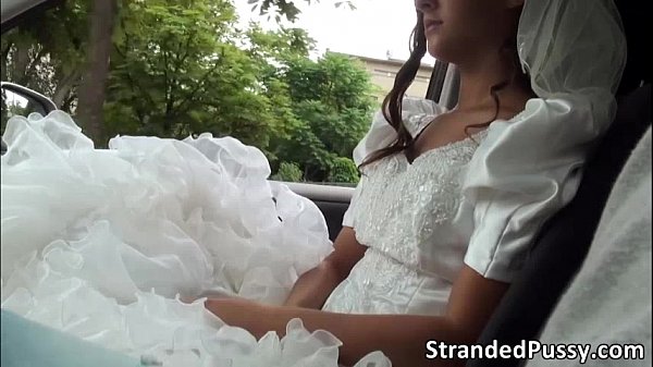 Невеста в платье сосет жениху в машине