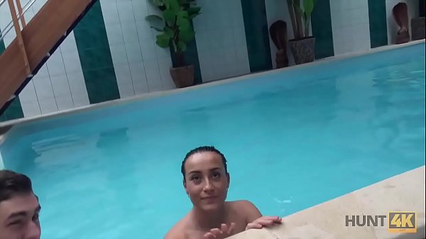 Ебля в бассейне отеля